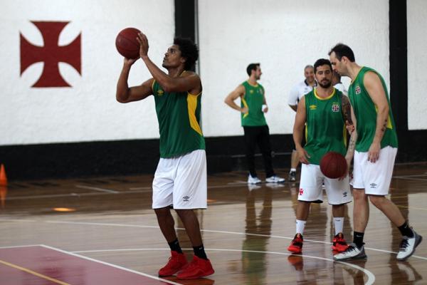 Atletas treinaram na manh desta segunda-feira em So Janurio