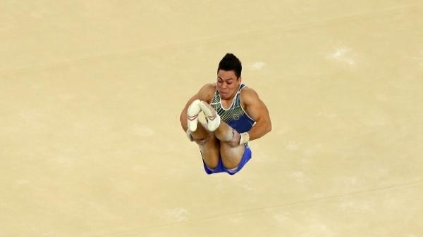 Srgio Sasaki sofreu uma queda no solo na final por equipes da ginstica
