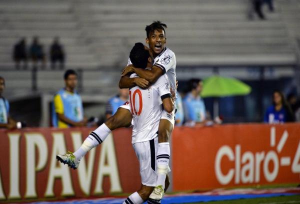 Caio Monteiro, em comemorao de gol com Nen: atacante se recupera para ficar  disposio