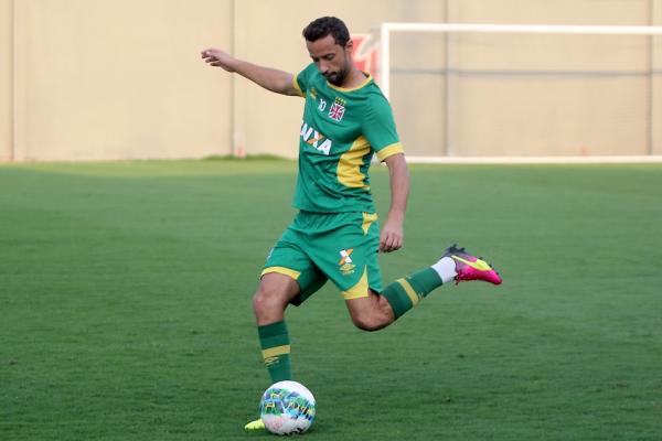 Nen durante treinamento no campo anexo