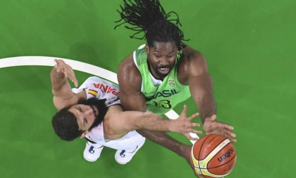 Aps tempo pedido, os times foram para quadra com muita gritaria nas arquibancadas. Com a bola Rudy Fernandz tentou, mas no conseguiu dar a vitria para os espanhis. Festa na arquibancada