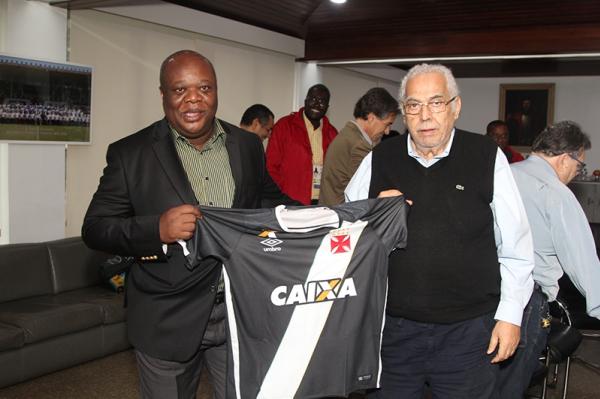 C�nsul recebe camisa oficial do Vasco