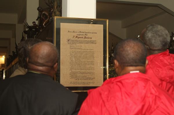 Africanos admiram Resposta Hist�rica, s�mbolo da luta do Vasco contra o racismo