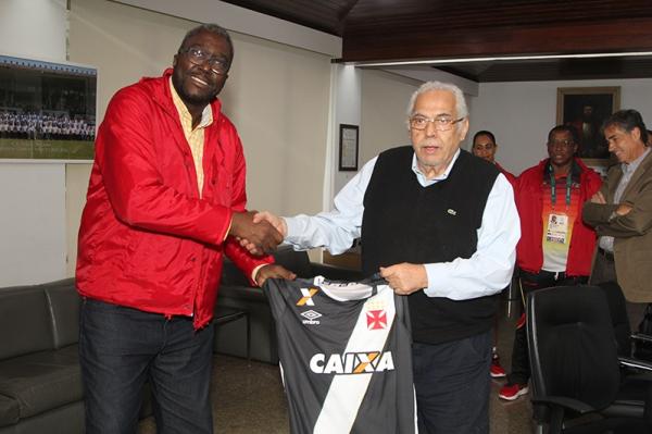 Presidente do Comit� Ol�mpico de Angola recebe camisa oficial do Vasco das m�os do presidente Eurico Miranda