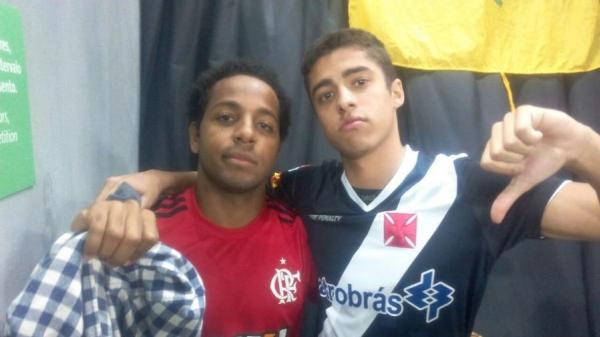 Torcedores tiveram que esconder suas camisas porque elas mostravam marcas no patrocinadoras dos Jogos