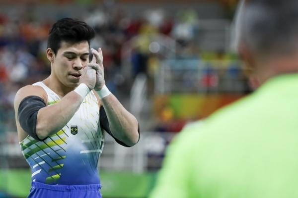 Sergio Sasaki durante a final do individual geral