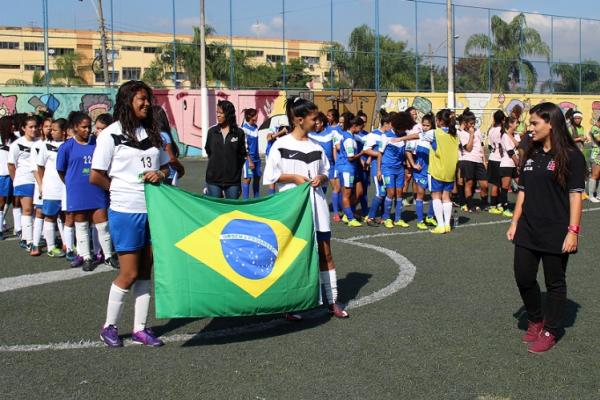 Brenda participa da cerimnia de abertura do torneio