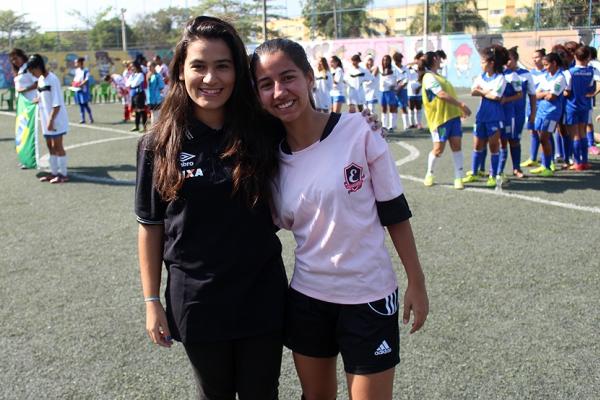 Brenda posa ao lado de Ana Lopes, da equipe Envolventes