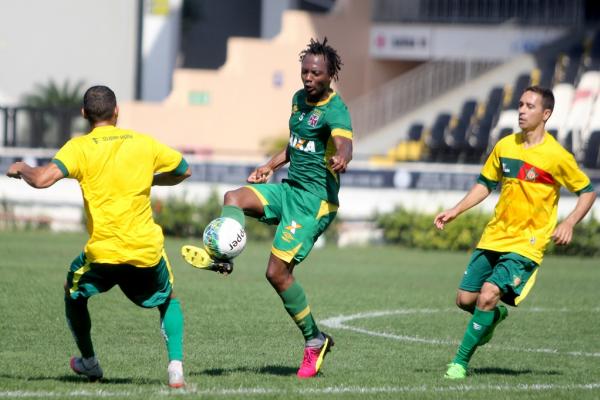 Andrezinho  marcado por dois jogadores rivais