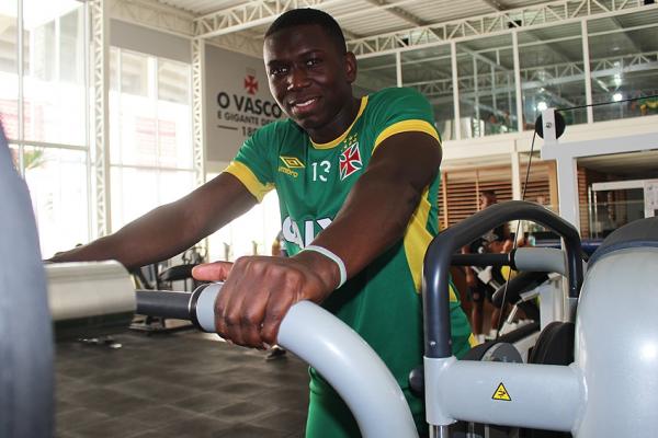 Jomar esbanja simpatia durante treino na academia