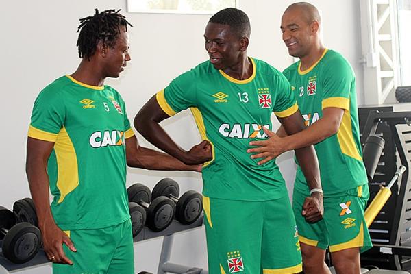 Jomar recebe o carinho de Andrezinho e Rodrigo