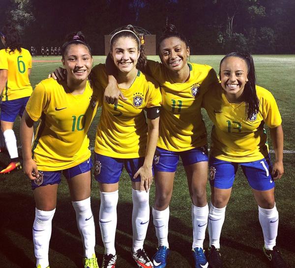 Angelina com suas companheiras de seleo sub-17