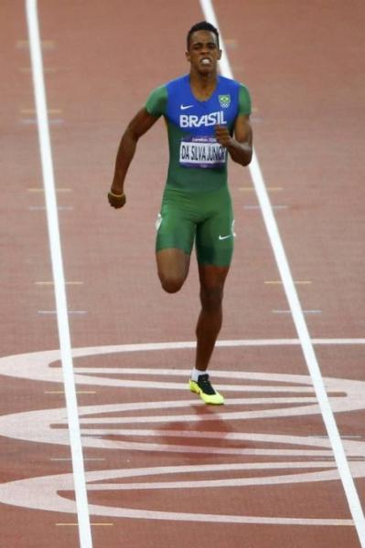 Aldemir (de verde) nas eliminatrias dos 200m rasos em Londres-2012