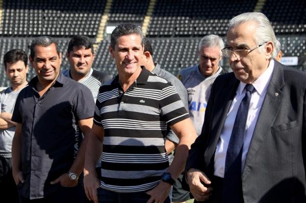 Zinho e Jorginho sendo apresentados pelo presidente Eurico Miranda