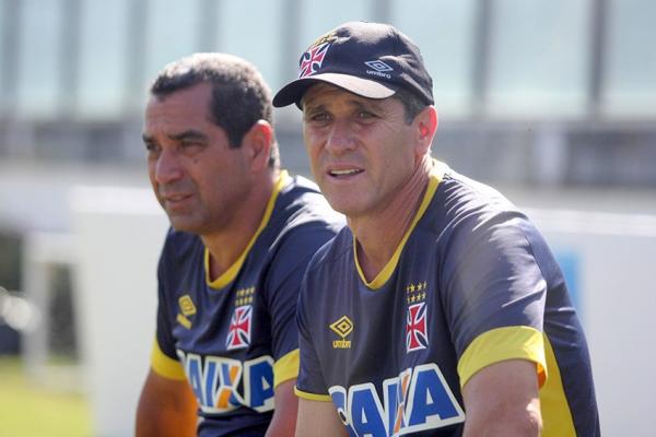 Jorginho observa treino ao lado do parceiro Zinho