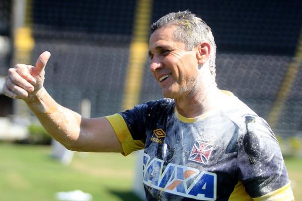 Tcnico Jorginho recebeu uma ovada dos jogadores ao completar um ano no clube