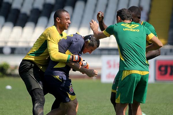 Jorginho recebe ovadas durante treino na Colina