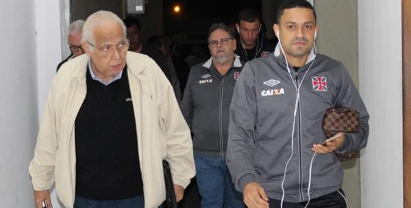 der Luis ao lado do presidente do Vasco, Eurico Miranda