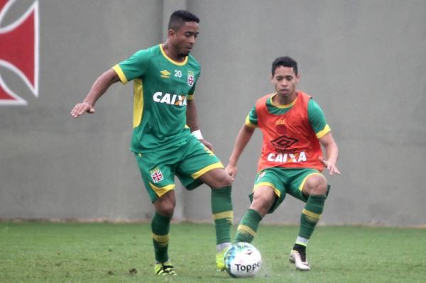 Jorge Henrique protege a bola de Yago Pikachu