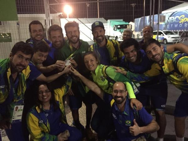 Alex Evangelista e Mara Ruas posam com Brbara Seixas e a medalha de prata