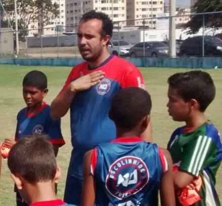 Thyago Torrezani assumiu o comando como treinador da escolinha h um ms