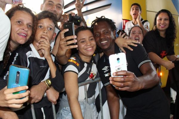 Andrezinho cercado pelos vascanos no desembarque