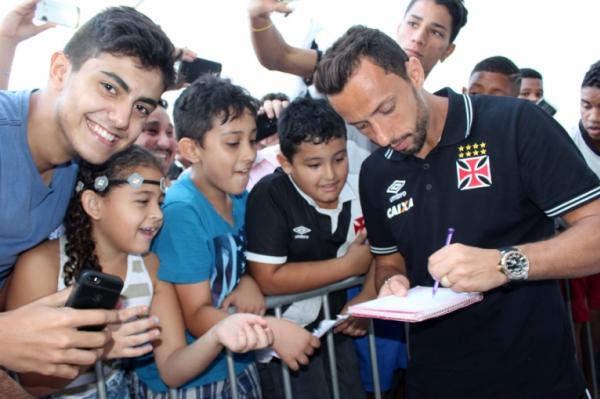 Meio-campo Nen distribui autgrafos para pequenos torcedores