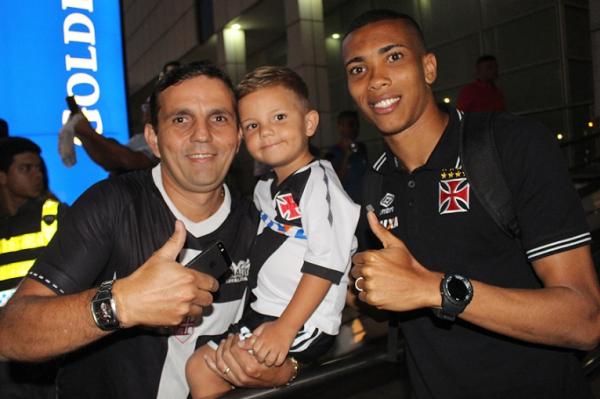 Madson posa com pai e filho em Vitria