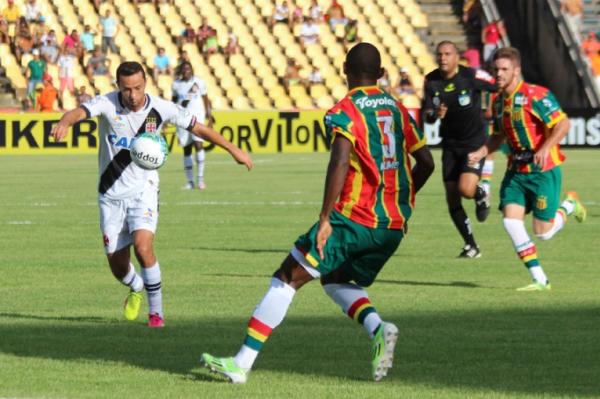 Nen arrisca chute da intermediria no incio da partida em So Lus