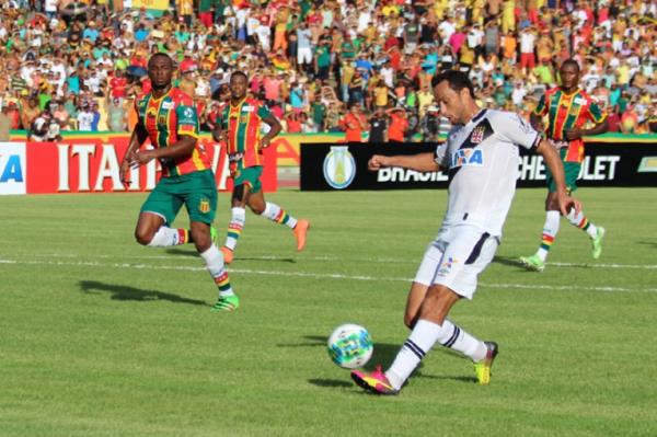Nen toca com categoria para marcar um dos trs gols