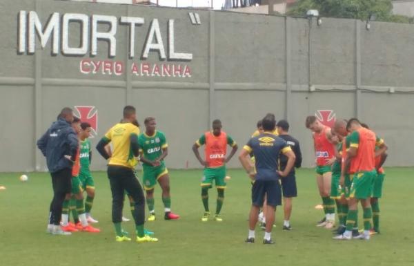 Jorginho conversa com os jogadores no campo anexo