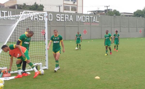 Jogadores deixam campo anexo aps o treino