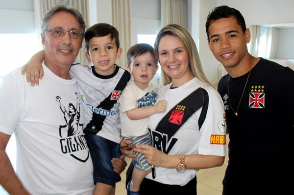 Sebastio Jnior e seus familiares ao lado de Yago Pikachu