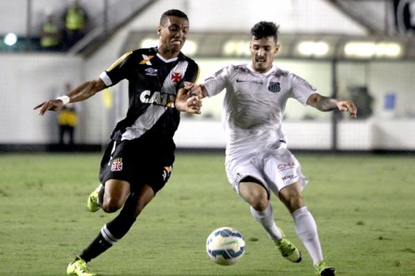 Madson disputa a bola com Zeca no Brasileiro de 2015