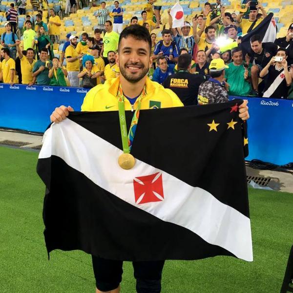 Luan no Maracan com a Medalha Olmpica.