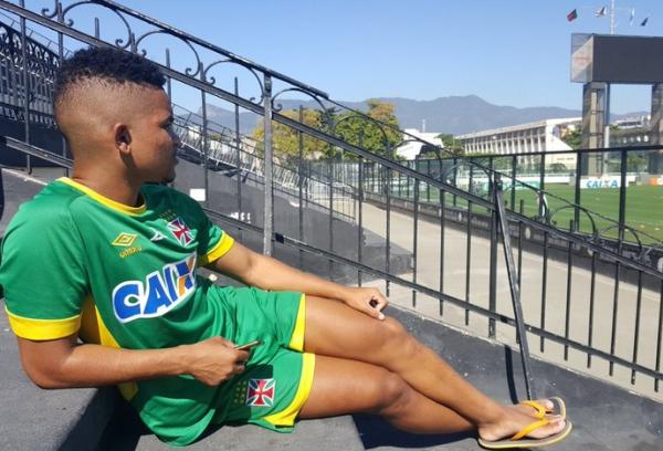 Lateral acompanha treino da equipe profissional do Vasco em So Janurio