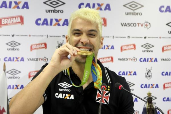 Luan morde medalha de ouro durante entrevista coletiva