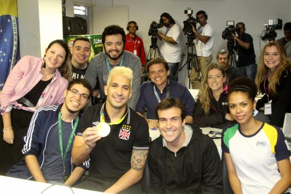 Jornalistas tietam o campeo olmpico Luan aps a coletiva