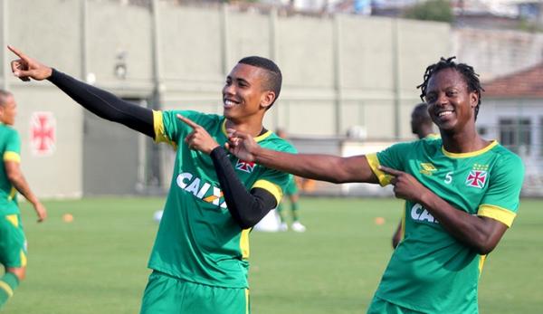 Madson e Andrezinho brincam e imitam Usain Bolt durante treino em So Janurio