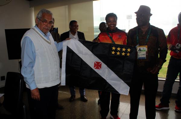 Chefe da Delegao de Angola, Mrio Rosa Rodrigues, e capit do time de handebol, Nathalia Bernardo, recebem bandeira do Vasco das mos do Presidente Eurico Miranda
