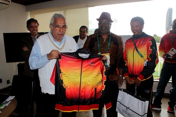 Angolanos tambm presentearam o Vasco