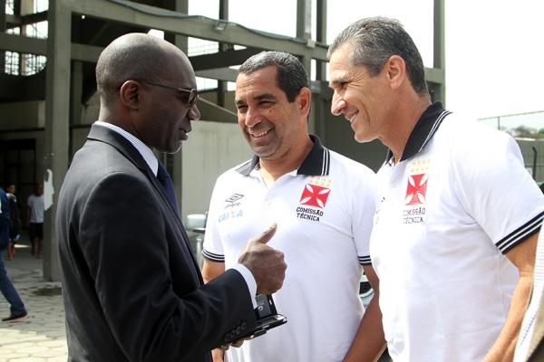 Tcnico Jorginho e auxiliar Zinho conversam com Herculano Gonalves, Secretrio do Consulado de Angola no Rio e diretor da Casa de Angola