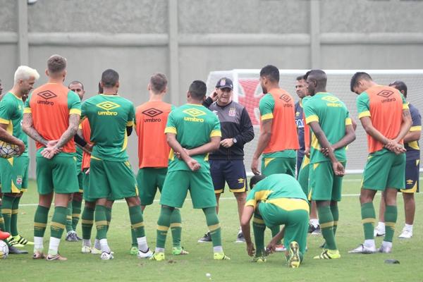 Jorginho orienta jogadores durante treino na Colina