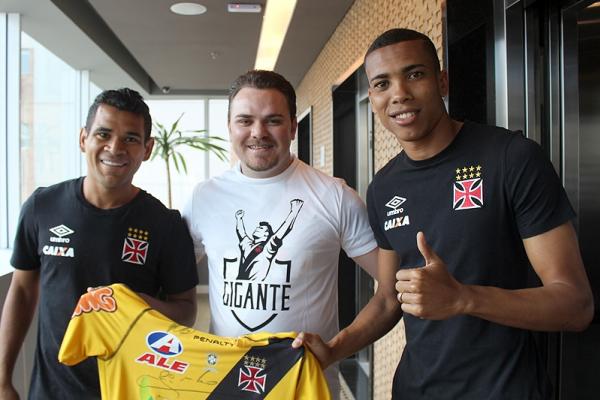 derson e Madson posam com scio-torcedor cruzmaltino