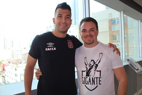 Moab posa ao lado do campeo olmpico Luan Garcia