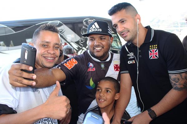 Luan recebe o carinho da torcida em Juiz de Fora