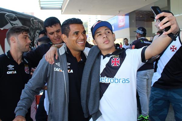 derson posa para selfie na chegada ao hotel