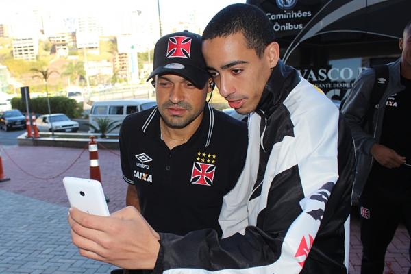 der Luis atende torcedor no desembarque em Juiz de Fora