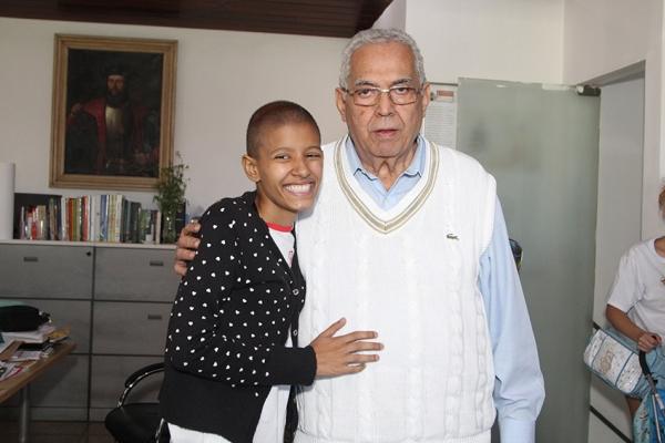 Jovem abraa presidente Eurico Miranda