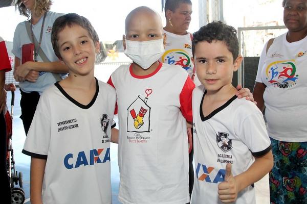 Atletas mirins do futsal bateram uma bolinha com os meninos da Casa Ronald McDonald